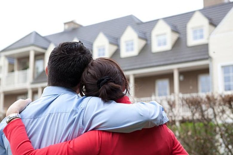 Couple looking at house screenshot