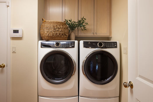 18 660TrinityAve laundry