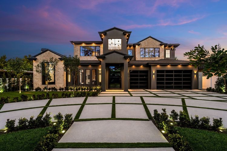 shutterstock_2533398263