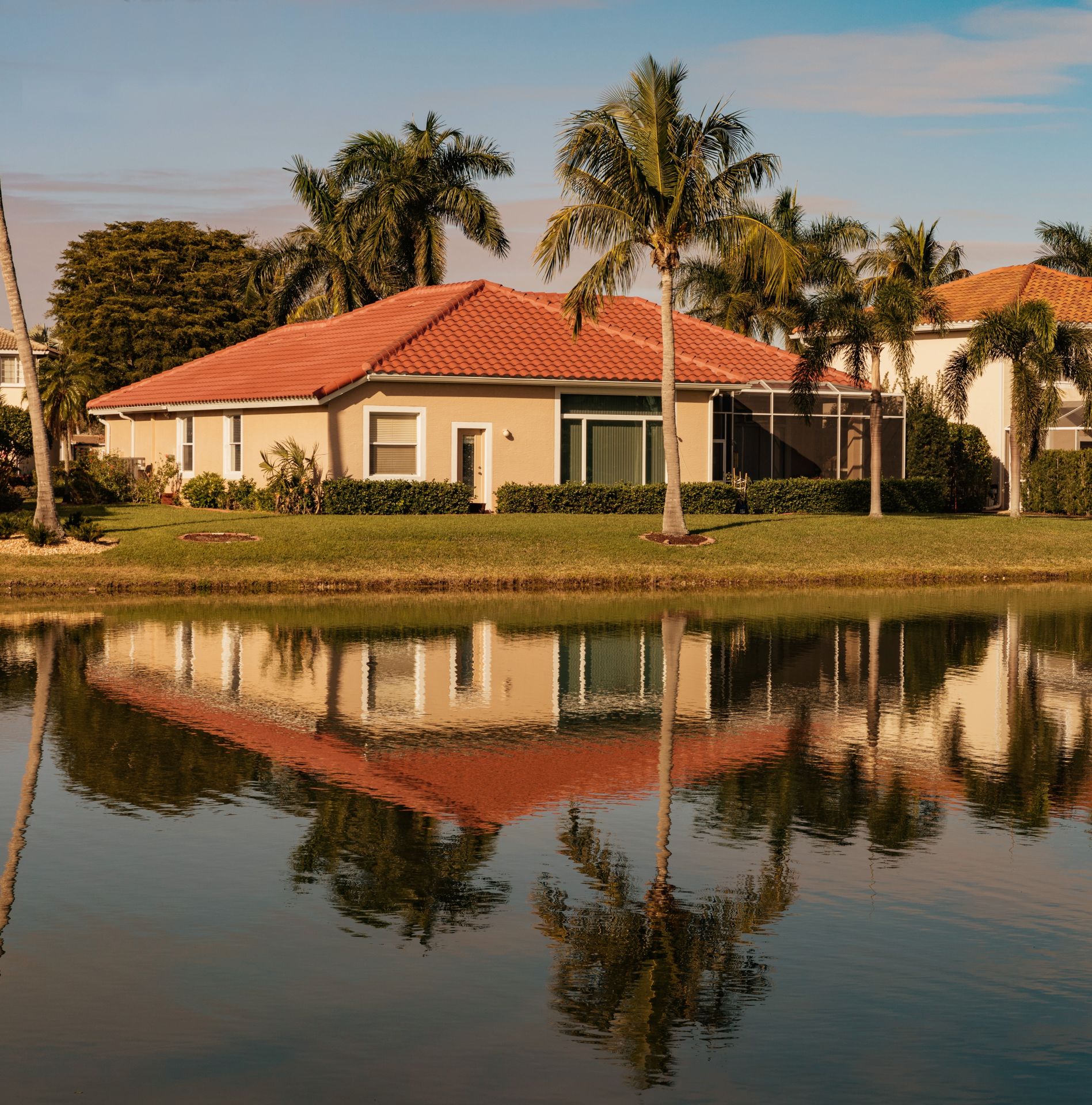 A beautiful summer house in South Florida on a sunny day. Typical concrete house on the shore of a lake in southwest Florida