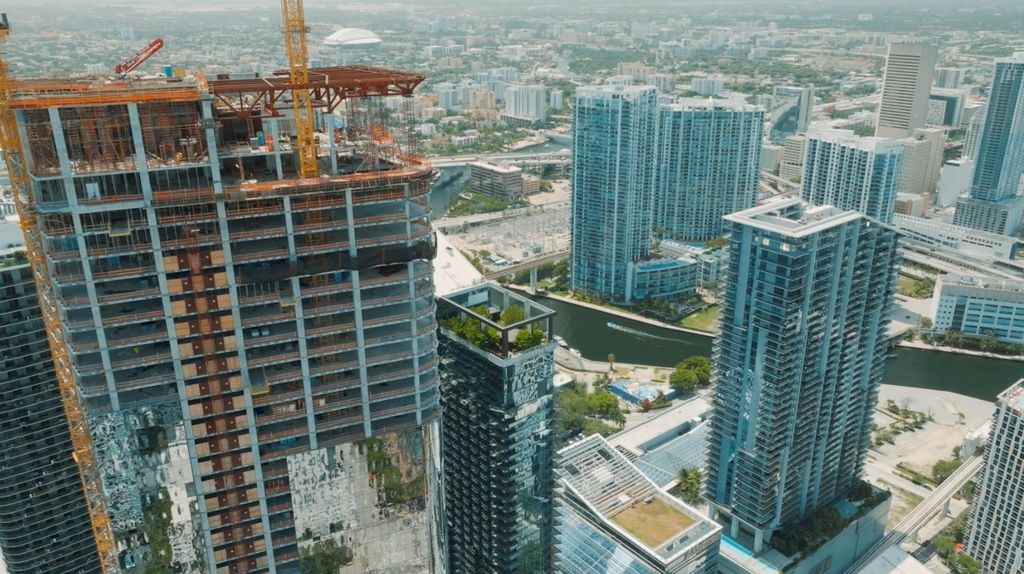 luxury-condos-brickell-upper-tier-labrada-realty.jpg Alt: "luxury condos brickell upper tier along Brickell Avenue, Labrada Realty