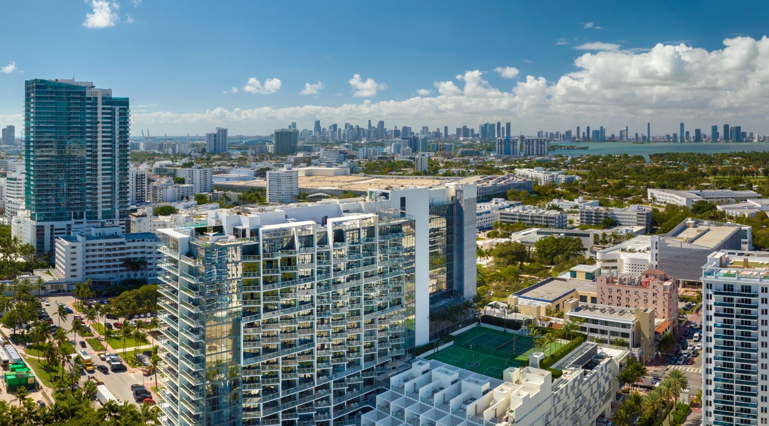 Apartamentos en venta en Miami, vista del skyline residencial desde la bahía. Labrada Realty