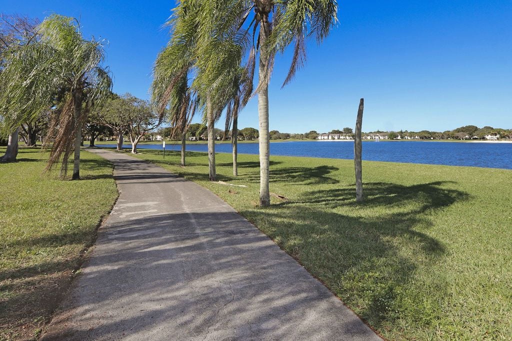 Comunidades con HOA en Kendall Miami-Dade, casas en Kendall con seguridad y amenidades, Labrada Realty