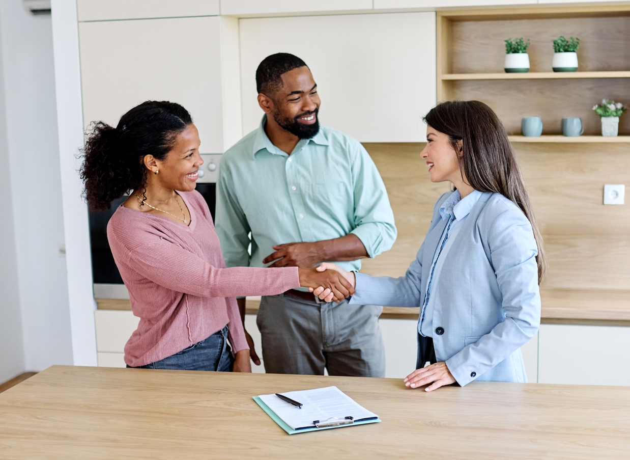 Female,Real,Estate,Agent,Selling,And,Showing,The,Modern,Apartment