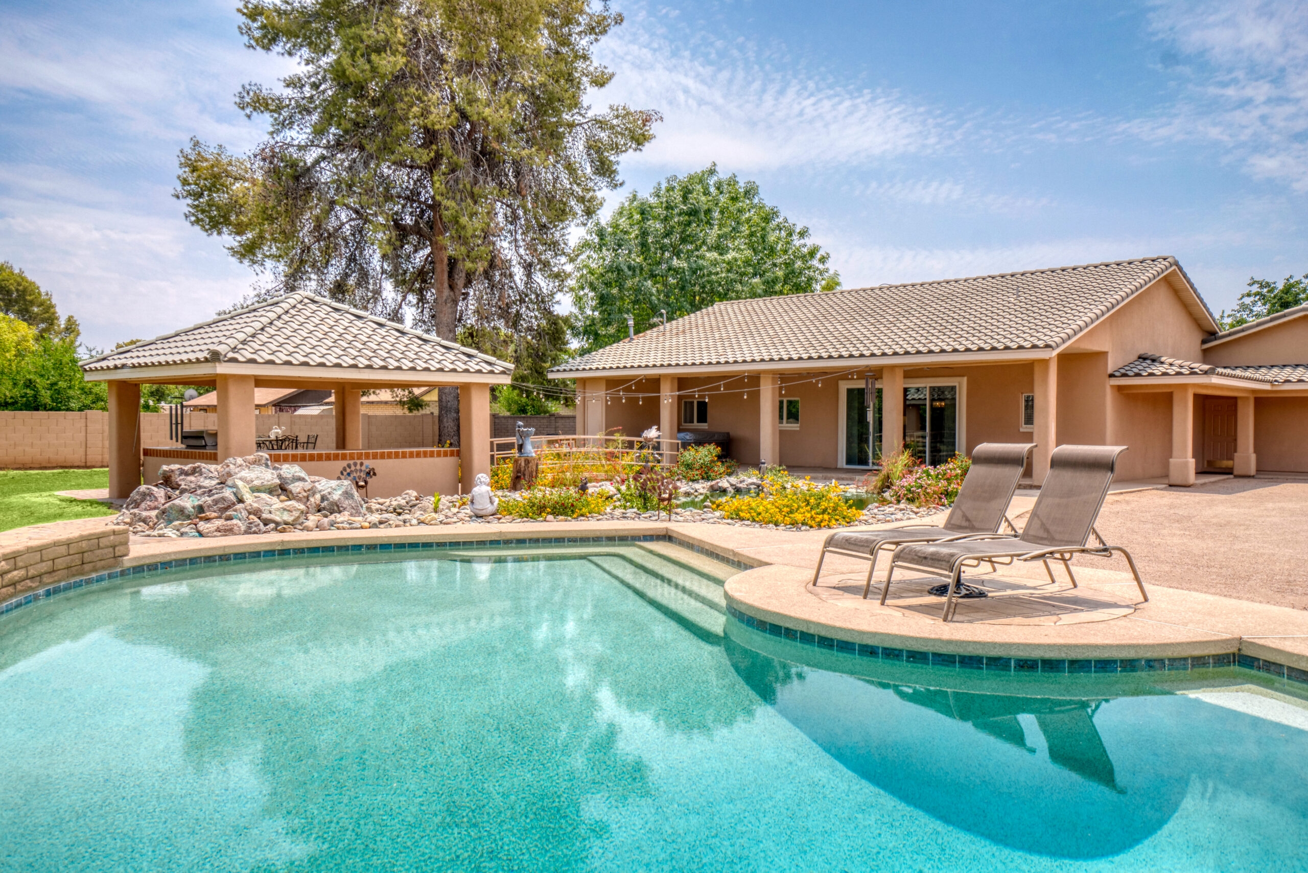 A,Luxury,Backyard,With,A,Pool