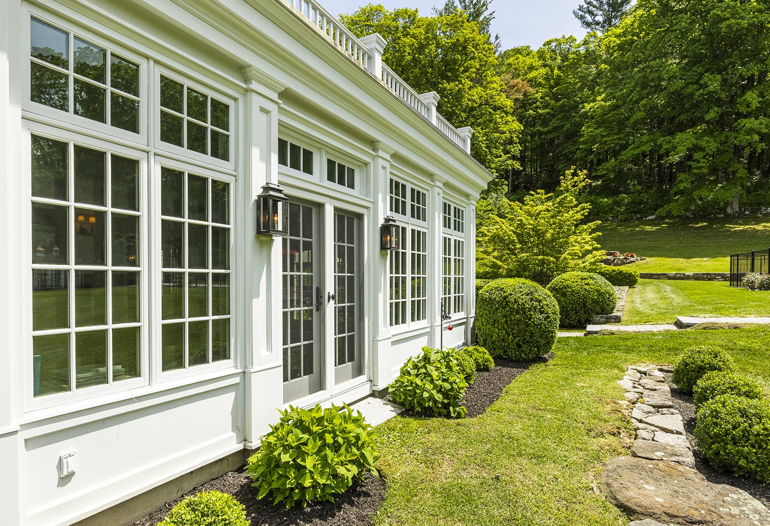 Garden in fron of the house
