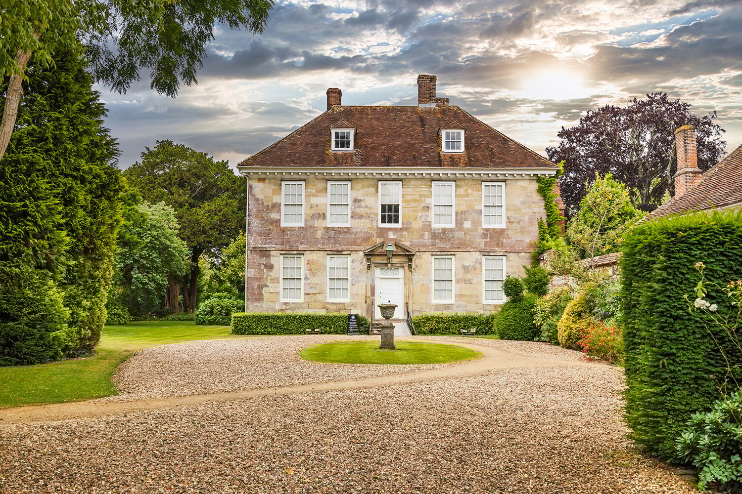 Arundells,,Salisbury,Cathedral,Close,,Georgian,Country,House,And,Formal,Gardens