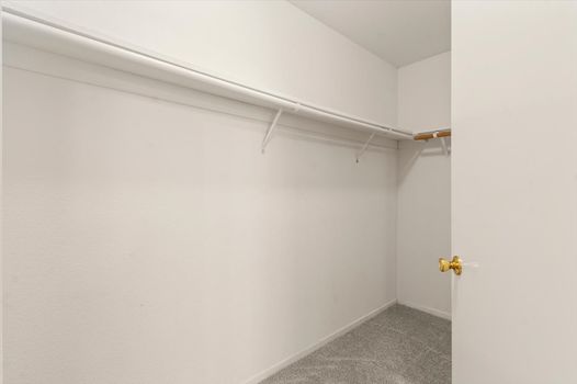 24-24_Walk-in-Closet