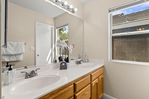 25-25_Primary-Bathroom