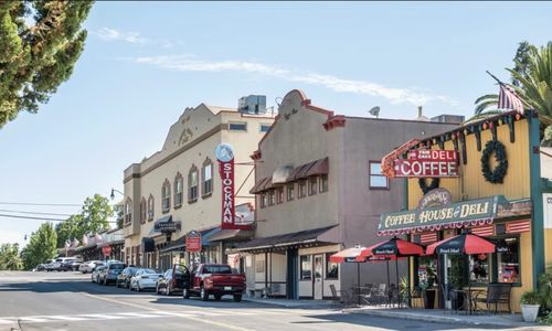A Guide to Fair Oaks Village and Its Character