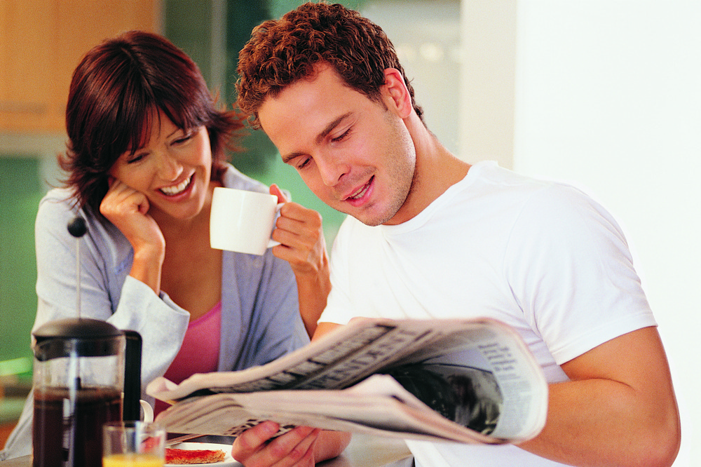 Couple_w_newspaper