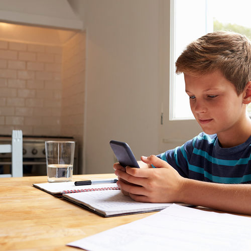Managing Screen Time While Kids Are Home From School