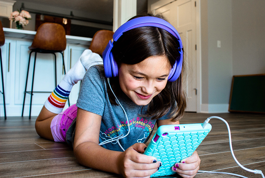 child-reading-on-a-tablet-R7ZALSS
