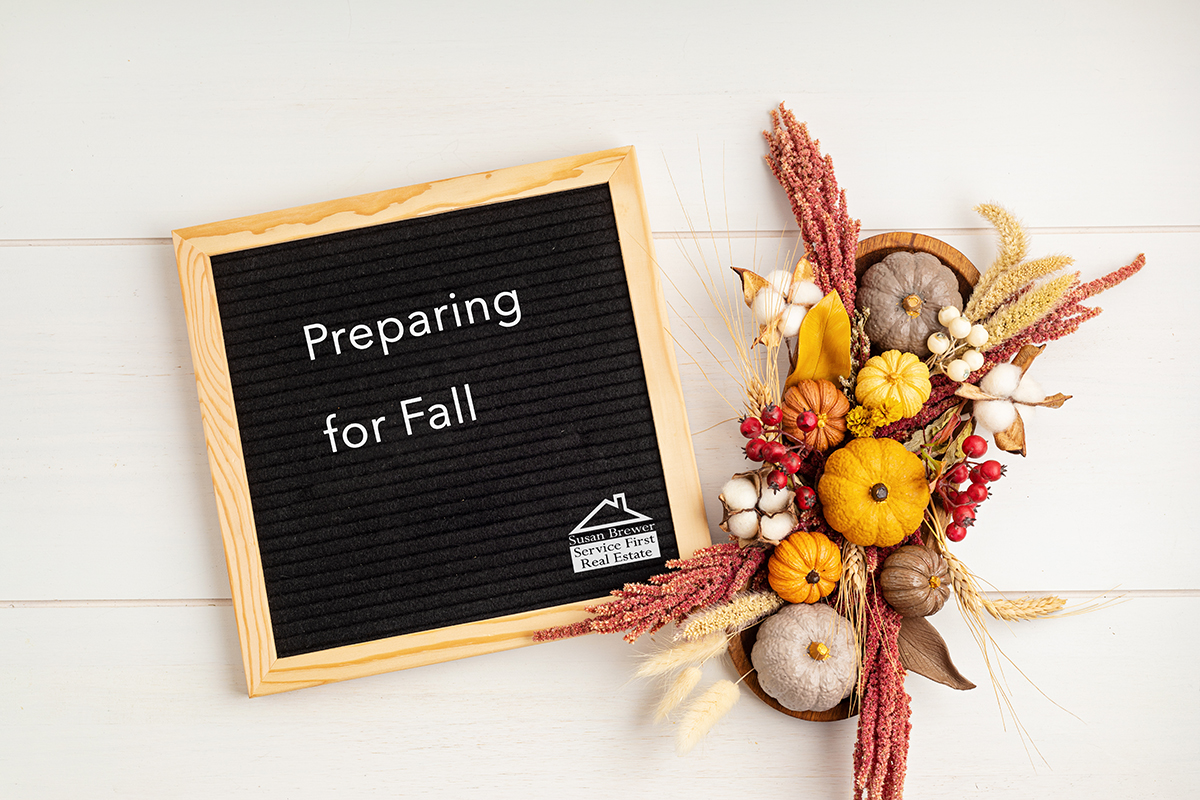 Flat lay with felt letter board and text But i love fall most of all. Autumn table decoration