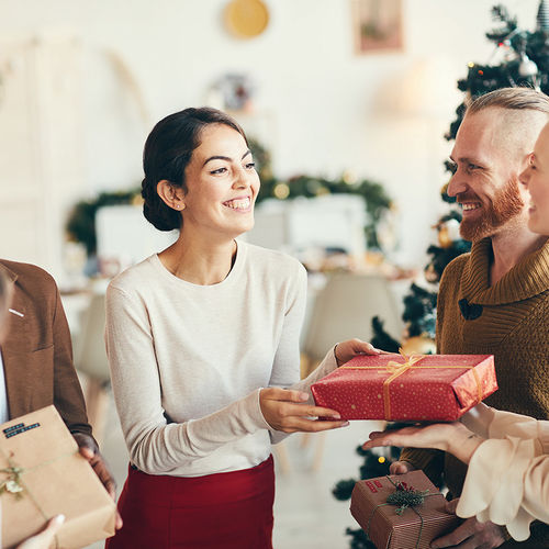 5 Tips to Pull Off Holiday Hosting
