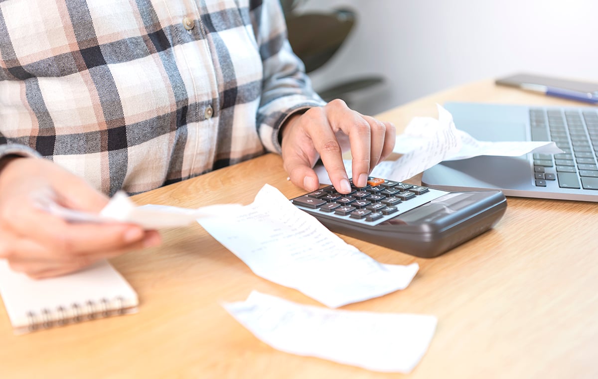 business-woman-pressing-the-calculator-calculate-t-2022-12-01-18-07-58-utc