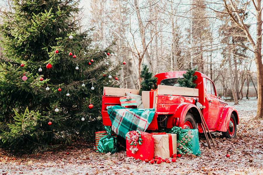 sm red-car-pickup-truck-decorated-with-christmas-wrea-2023-11-27-05-09-13-utc