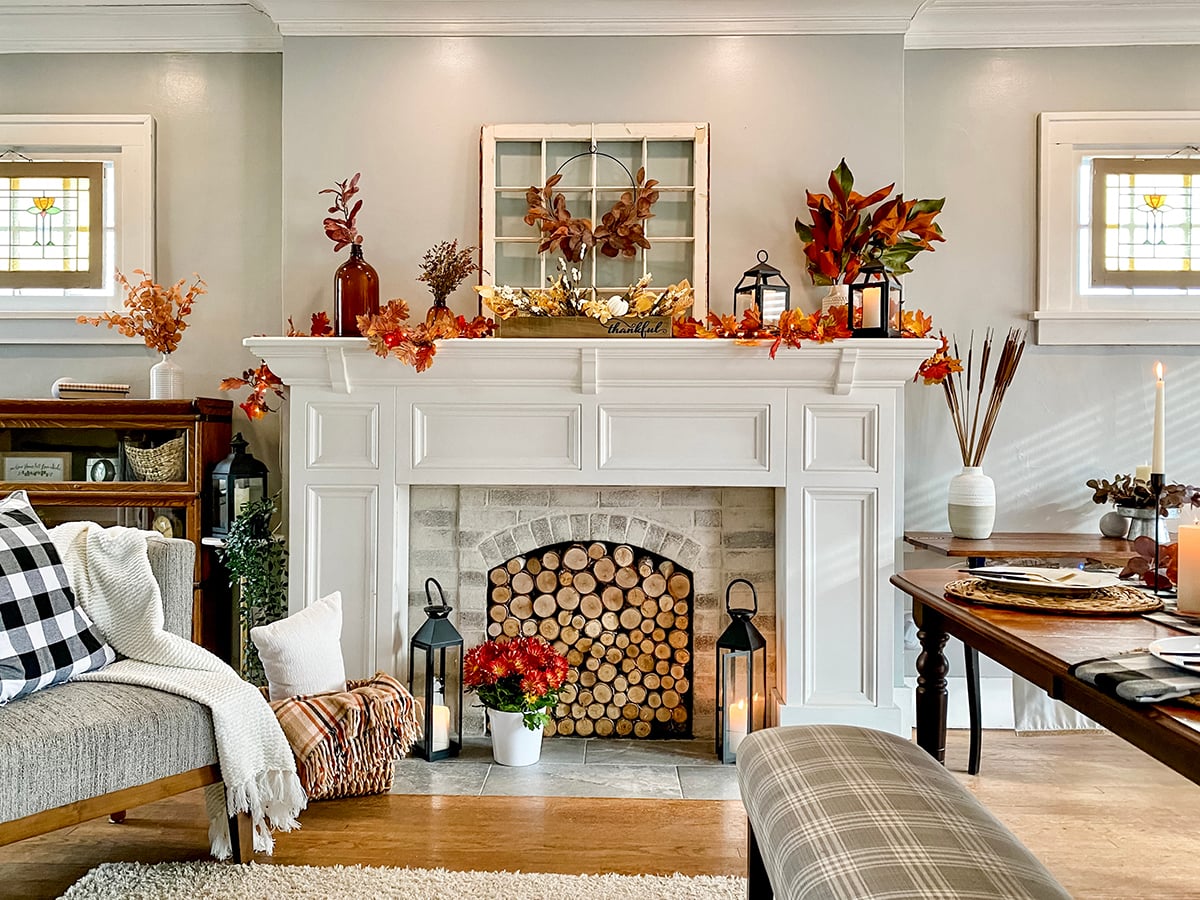 living-room-decorated-for-fall-holidays-2024-12-02-22-35-16-utc