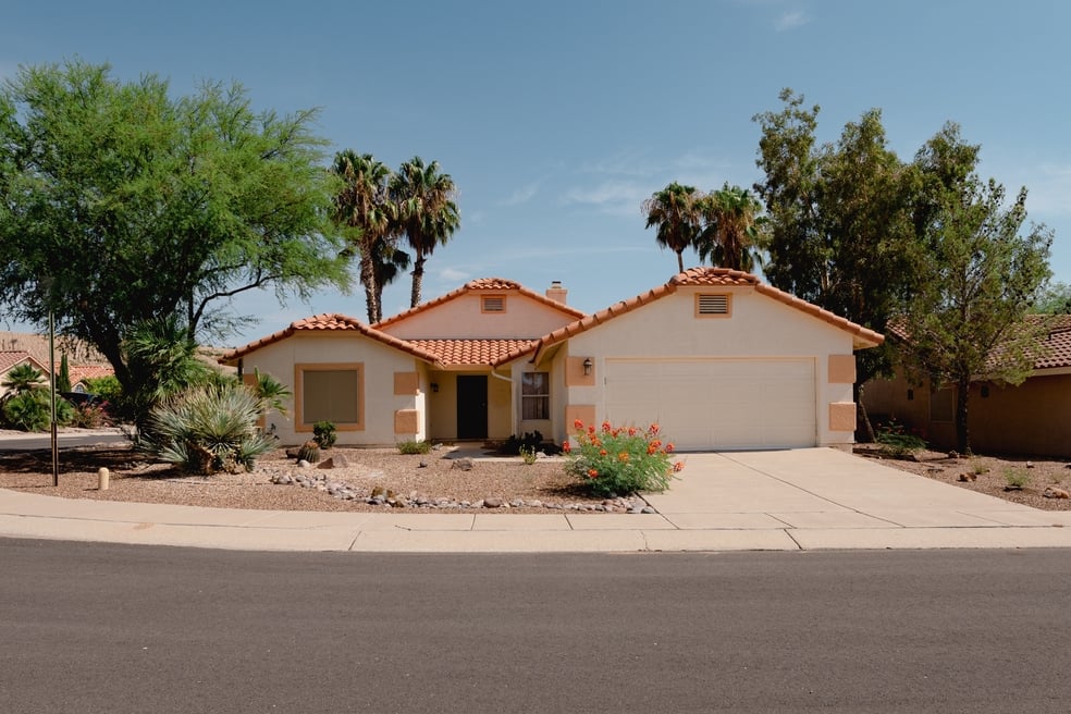 Tucson,Arizona,Home,With,Green,Trees,And,Palm,Trees.