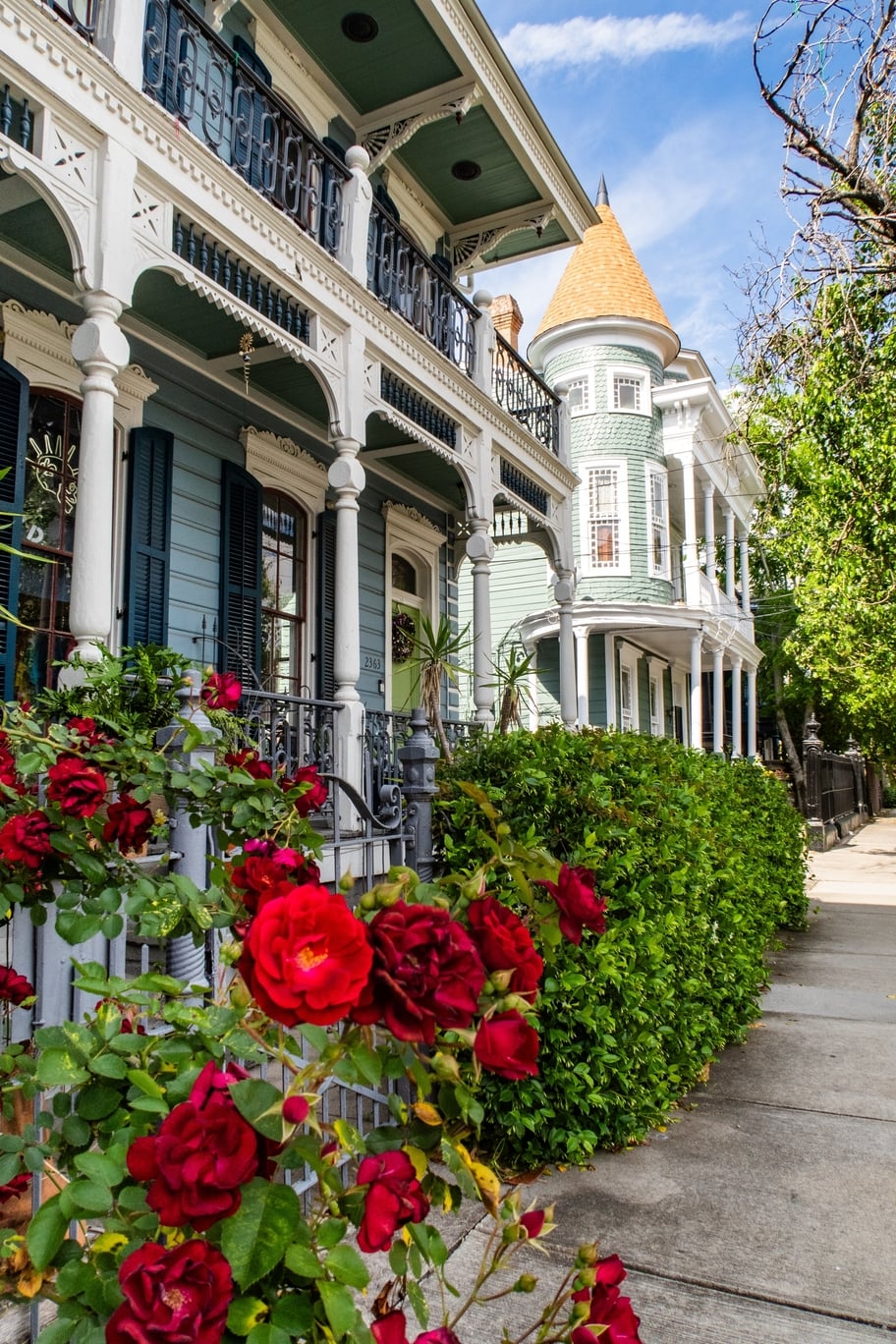 Red,Roses,And,Beautiful,Colorful,Houses,In,Garden,District,,New