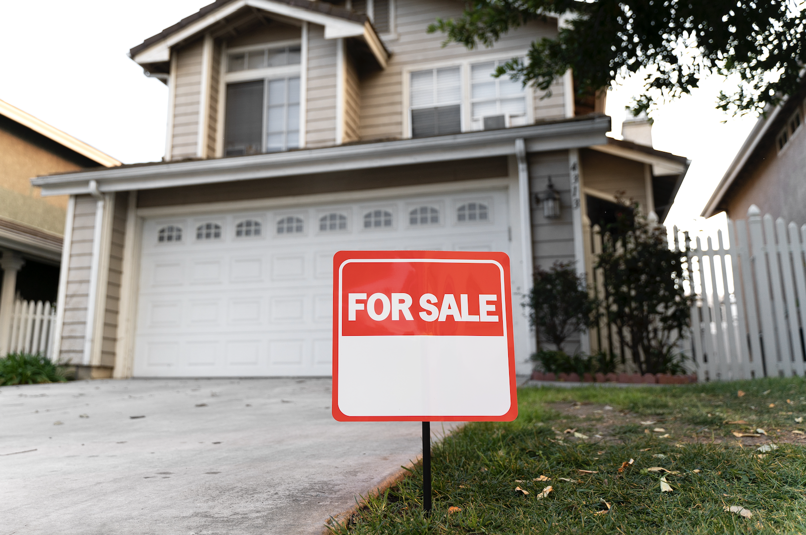 A Charleston area home with a For Sale sign in the front yard after the listing expired without selling.