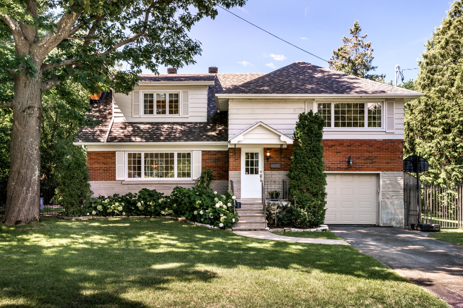 Beautiful Canadian House in Montreal's Suburb (1)