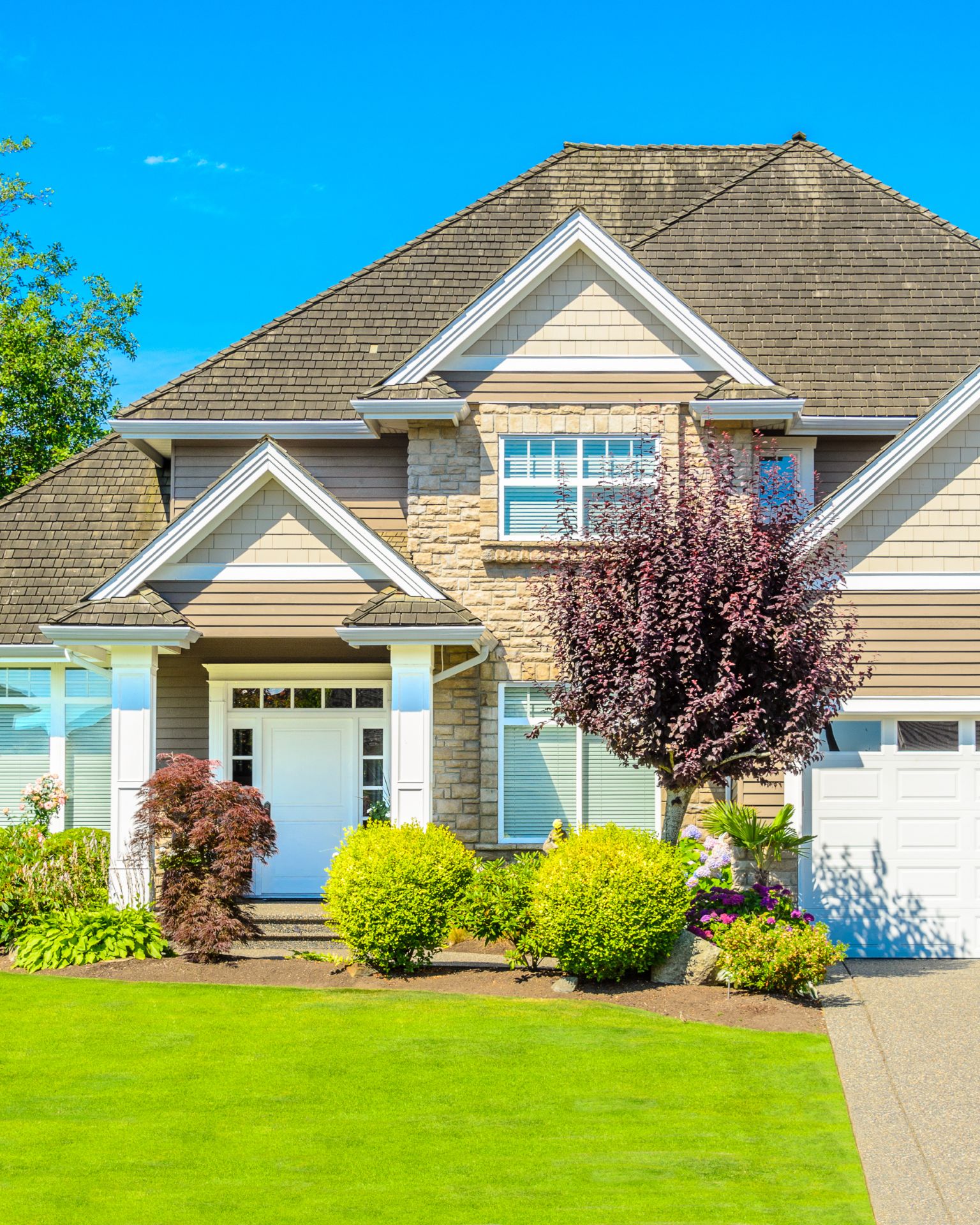 Fragment of luxury house at sunny day in Vancouver, Canada. (1)