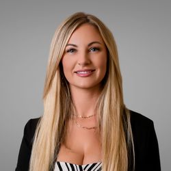 Leah - Headshot