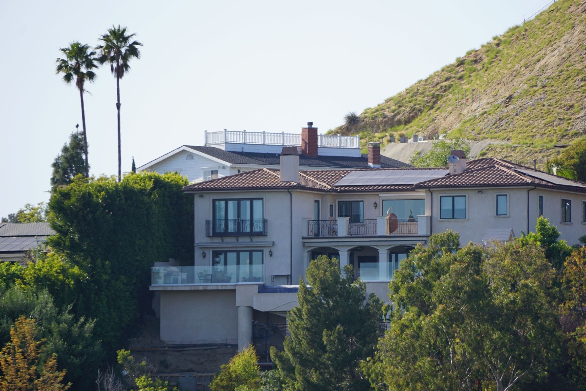 Beautiful villa is standing on the foot of Hollywood Hills showing much luxury of lucky owners