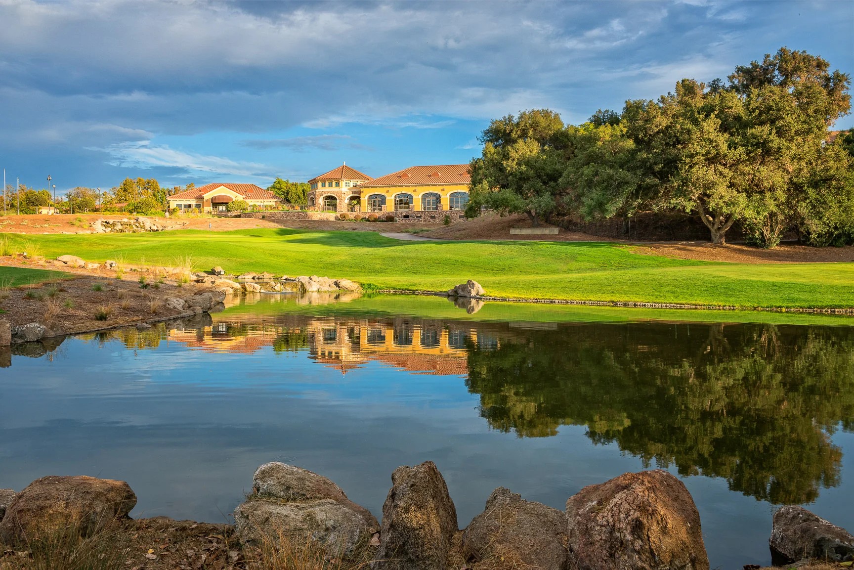 The 18th green and clubhouse at Los Robles Greens Golf Course in Thousand Oaks