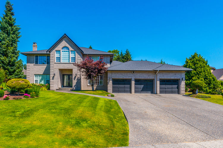 Big,Custom,Made,Luxury,House,With,Nicely,Trimmed,And,Landscaped