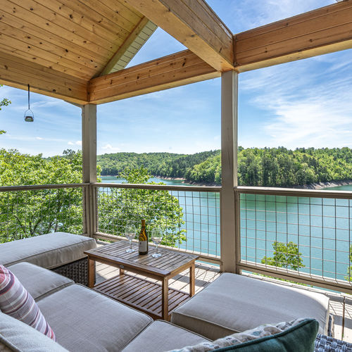 What Drives the Value of a Lakefront Home?