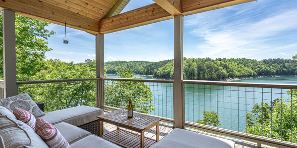 What Drives the Value of a Lakefront Home?