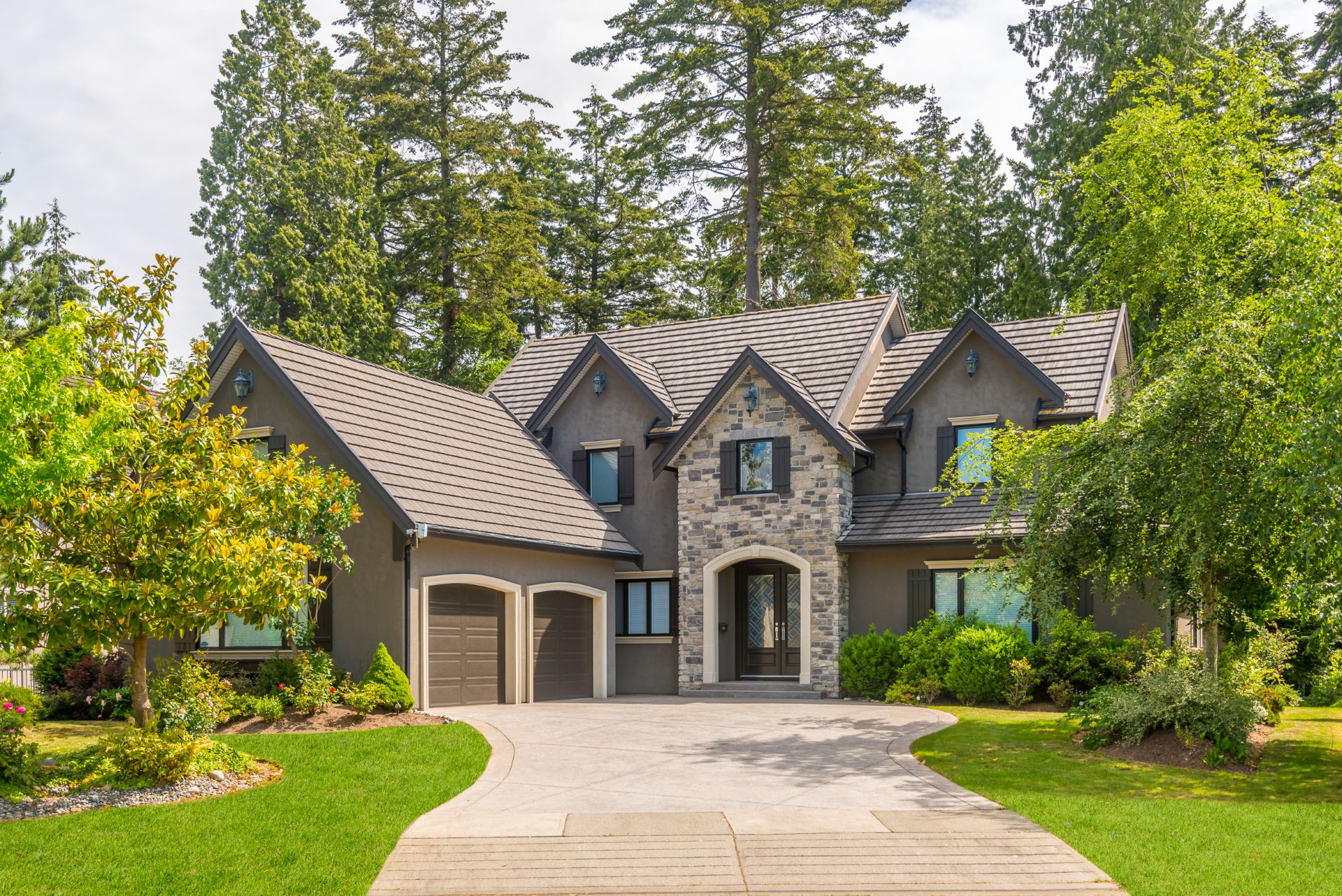 A very neat and colorful home with gorgeous outdoor landscape in suburbs of Vancouver, Canada. 4