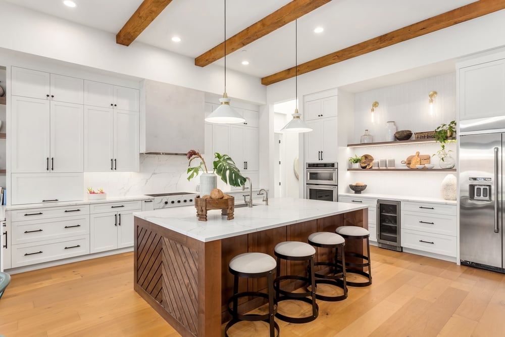 Beautiful,White,Kitchen,In,New,Luxury,Home,With,Large,Island.