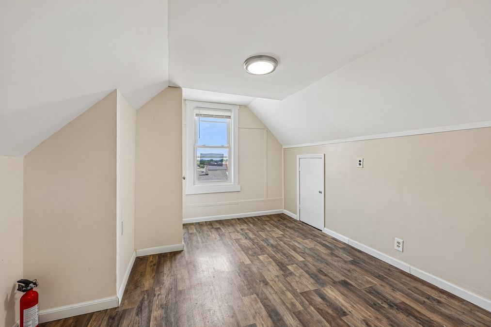 45-web-or-mls-E 5th St-S1307-045