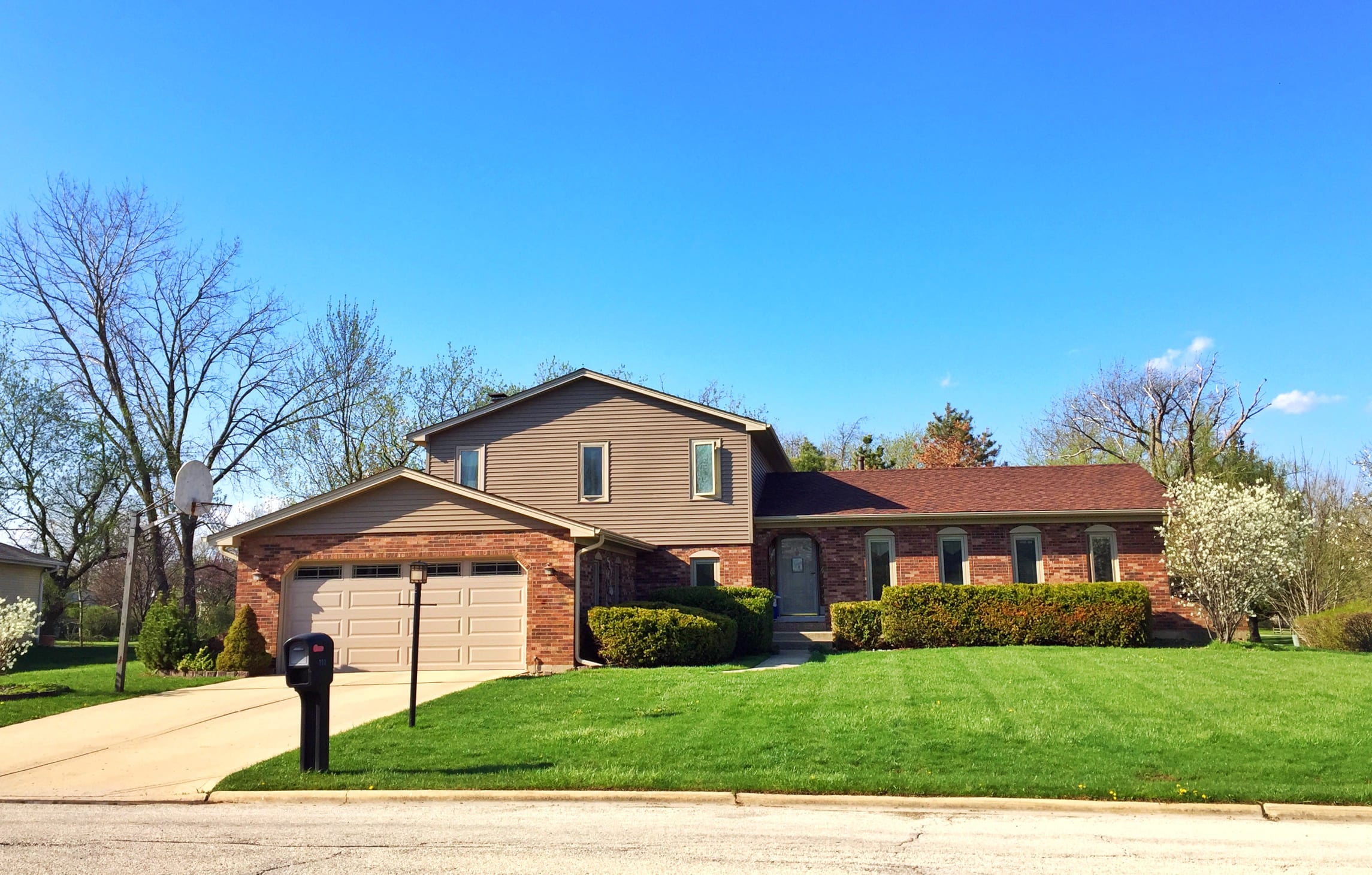 A very neat house with nicely landscaped in Illinois, Chicago,USA 2 (1) (1)