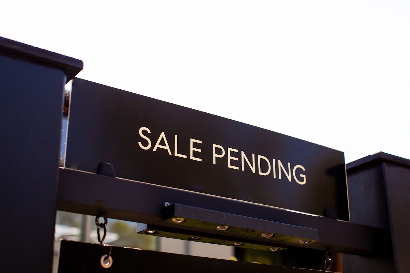A Sale Pending sign
