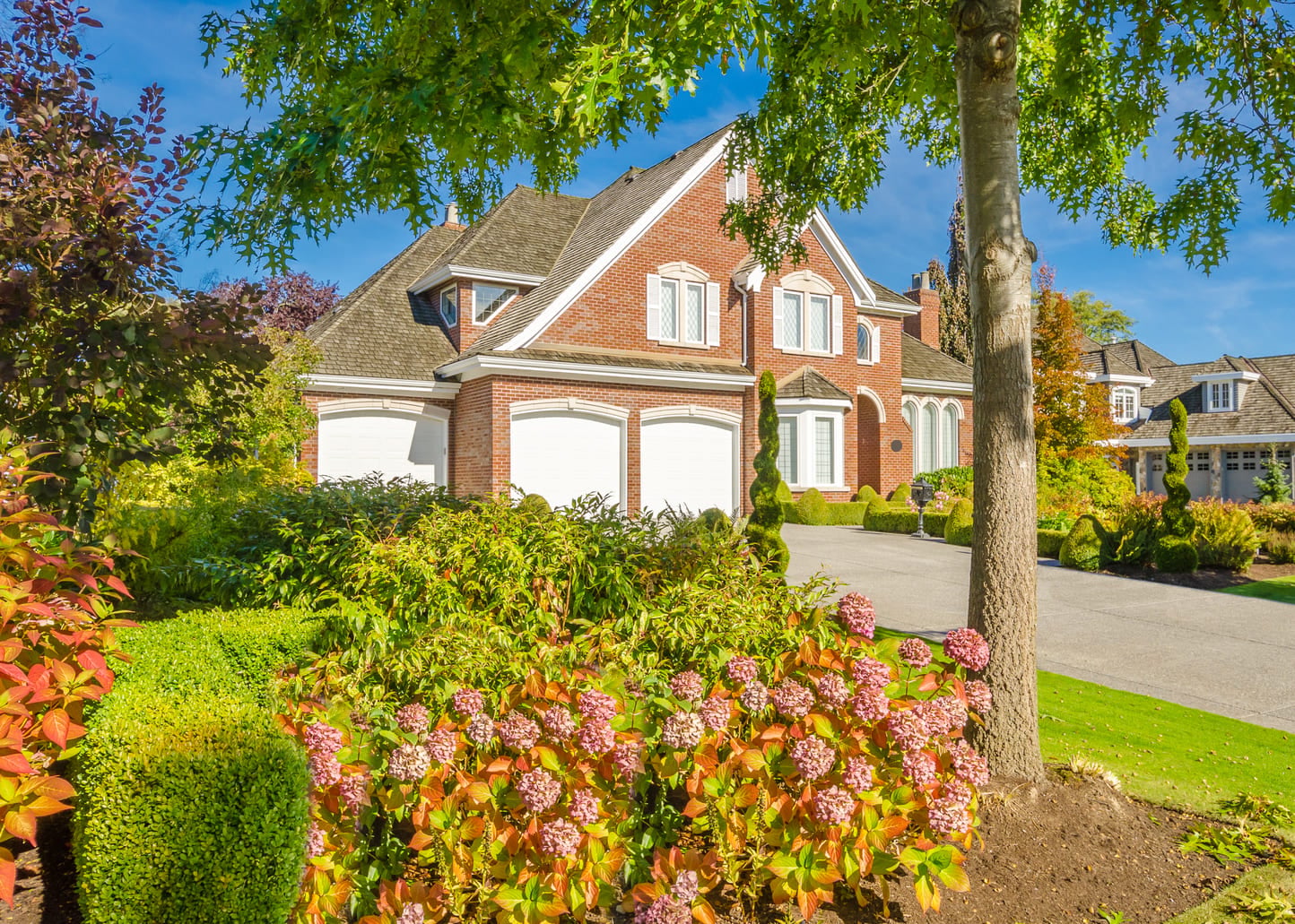 A very neat and colorful home with gorgeous outdoor landscape in suburbs of Vancouver Canada (1) (1)