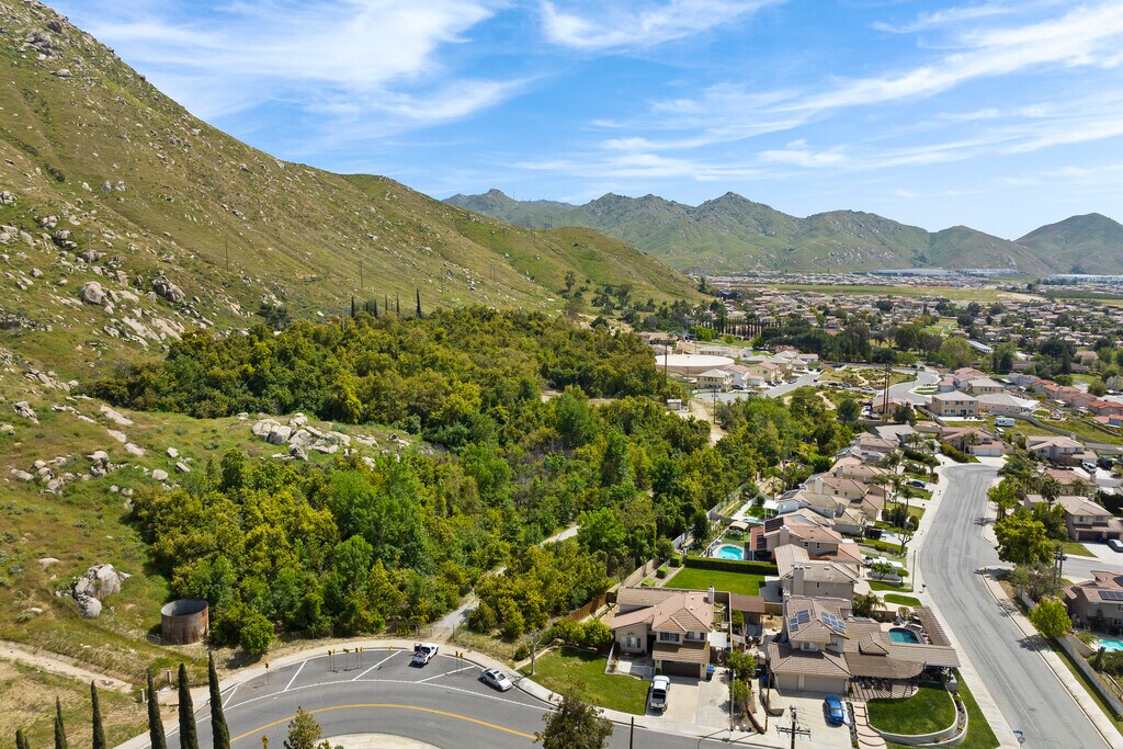 Residential neighborhoods in Grand Terrace California near Blue Mountain