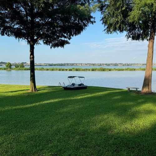 What Home Features Matter Most for Lake Ray Hubbard Living in Rowlett? What Lakefront Buyers Need to Know