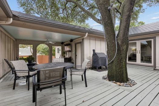 Courtyard deck with live oak and dining area | 9020 Glen Springs Dr, Dallas, TX 75243 | Lake Highlands
