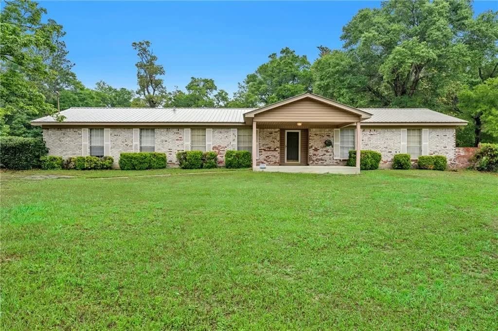 Front exterior of 4436 Laurel Drive in Saraland, Alabama