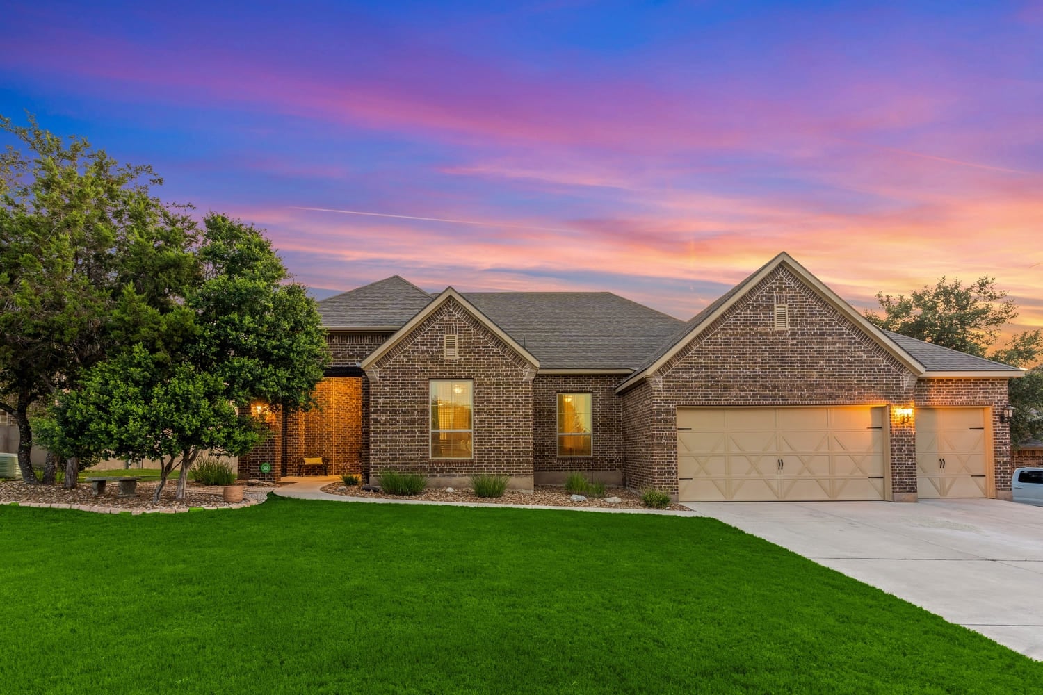 Dallas, texas - July 18th 2023 a home at sunset (2)