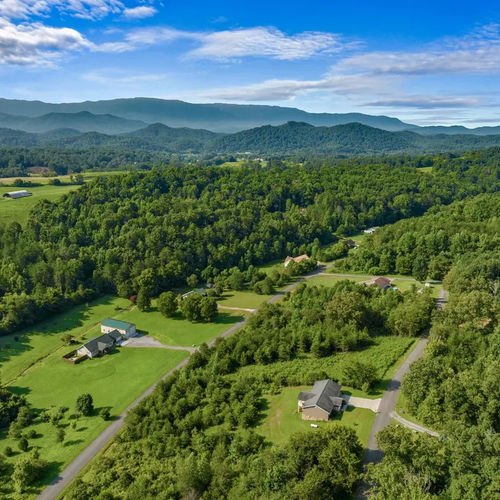 East Tennessee Living: Embracing Life in the Great Smoky Mountains